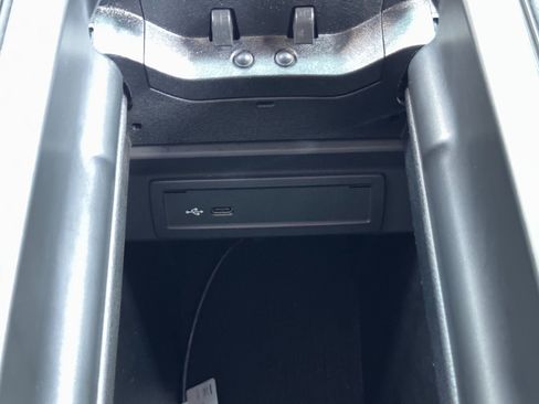 Used 2022 Mercedes-Benz GLB 250 GLB 250 w/ Premium Package Lite image 32