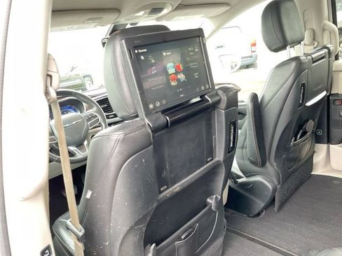Used 2017 Chrysler Pacifica Touring-L Plus FWD image 13