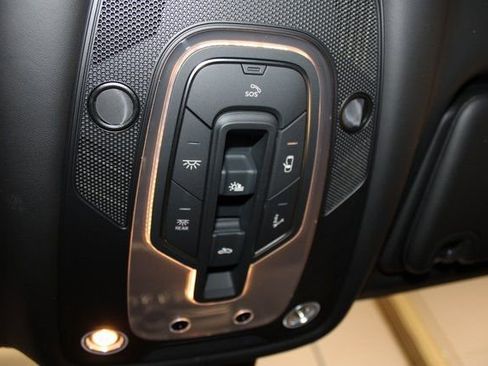 Used 2023 Bentley Bentayga Extended Wheelbase image 54