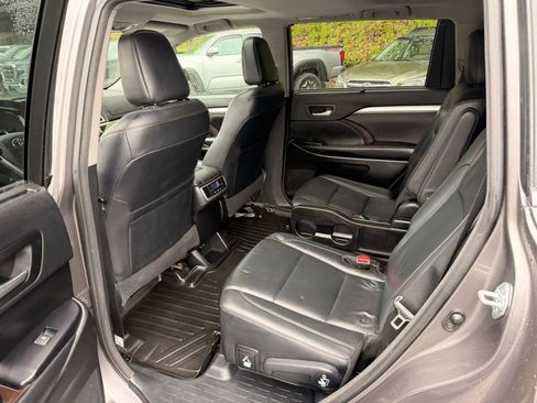 Used 2017 Toyota Highlander XLE AWD/4WD image 17