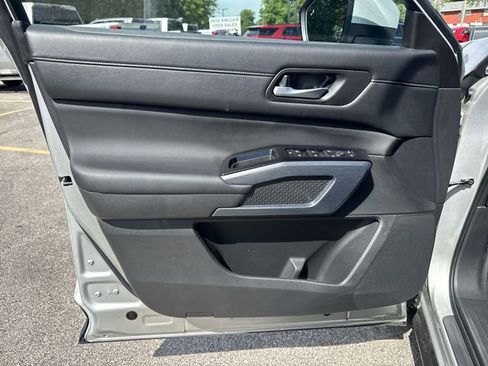 Used 2025 Nissan Pathfinder SL FWD image 22