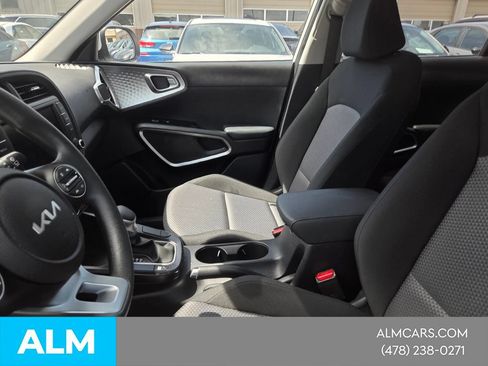 Used 2025 Kia Soul LX w/ LX Technology Package FWD image 3