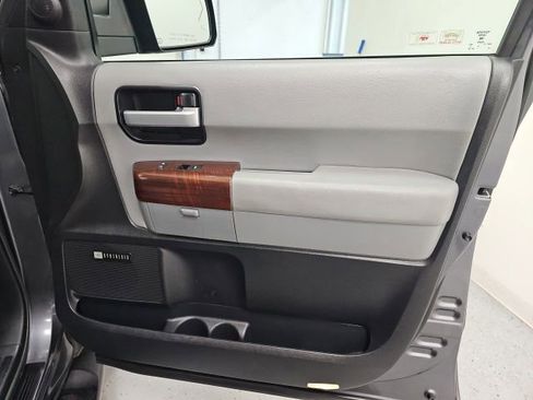 Used 2017 Toyota Sequoia Platinum AWD/4WD image 40