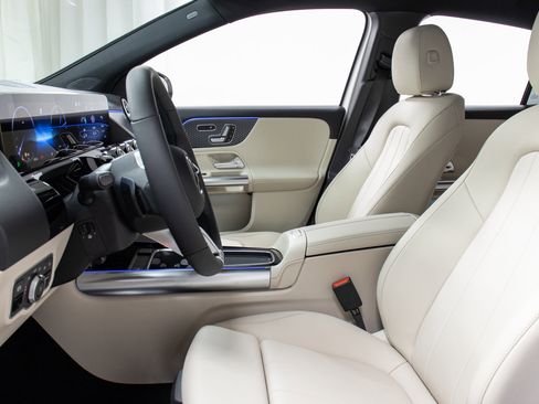 New 2025 Mercedes-Benz GLA 250 4MATIC image 14