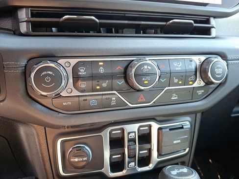 Certified 2025 Jeep Wrangler Unlimited Sahara AWD/4WD image 15
