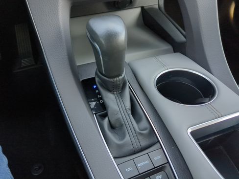 Used 2019 Toyota Avalon Limited w/ Preferred Accessory Package image 26