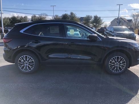 New 2025 Ford Escape SE w/ Class II Trailer Tow Package FWD image 6