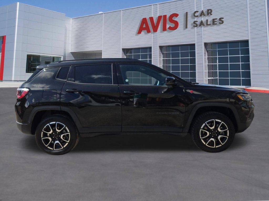 Used 2025 Jeep Compass Trailhawk AWD/4WD image 5