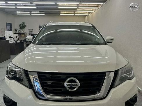 Used 2020 Nissan Pathfinder SV image 2