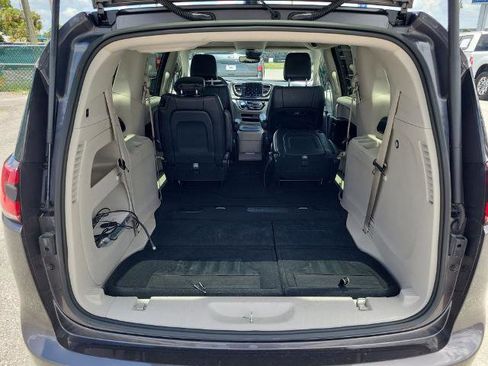 Used 2023 Chrysler Pacifica Touring-L FWD image 10