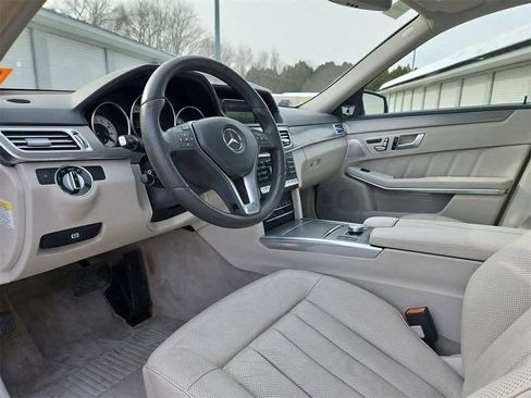 Used 2014 Mercedes-Benz E 550 4MATIC Sedan image 4