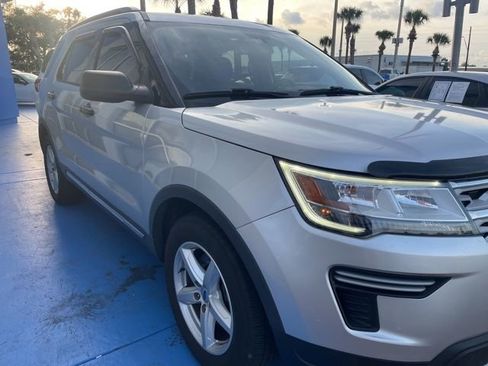 Used 2018 Ford Explorer XLT FWD image 2
