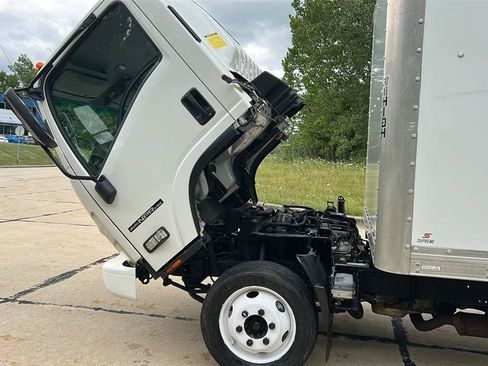 Used 2018 Isuzu NPR RWD image 22