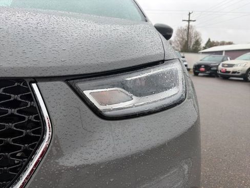 Used 2023 Chrysler Pacifica Touring-L FWD image 18