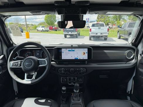 Used 2024 Jeep Wrangler Unlimited Sahara w/ Technology Group AWD/4WD image 15