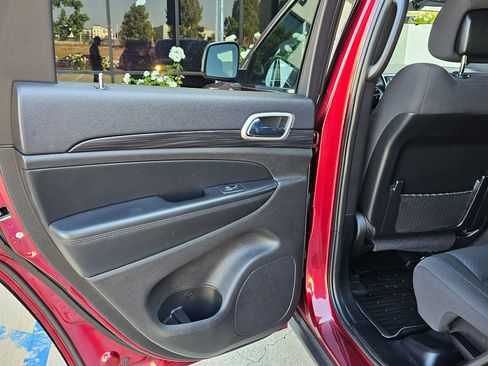 Used 2021 Jeep Grand Cherokee Laredo image 15