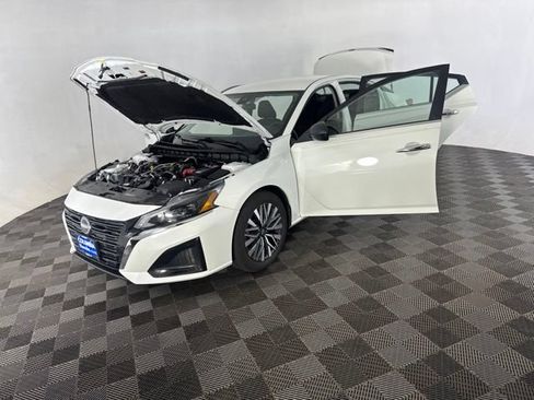Used 2025 Nissan Altima 2.5 SV FWD image 13