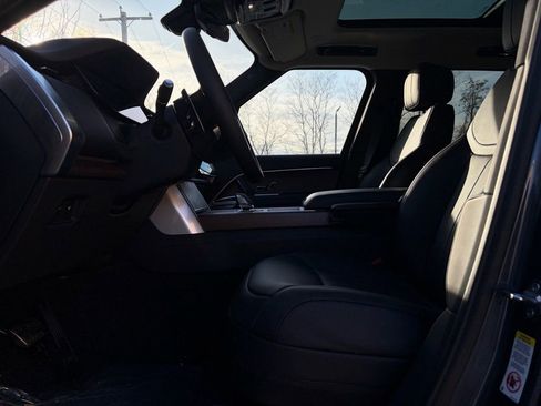 New 2025 Land Rover Range Rover SE image 11