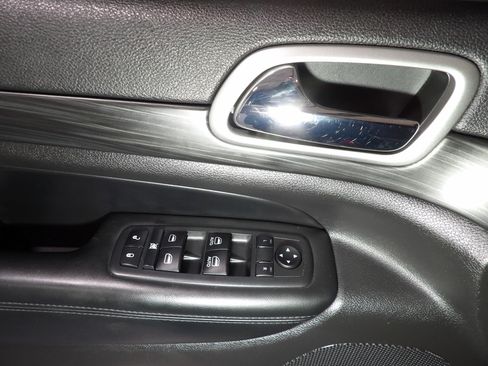 Used 2020 Jeep Grand Cherokee Laredo AWD/4WD image 9