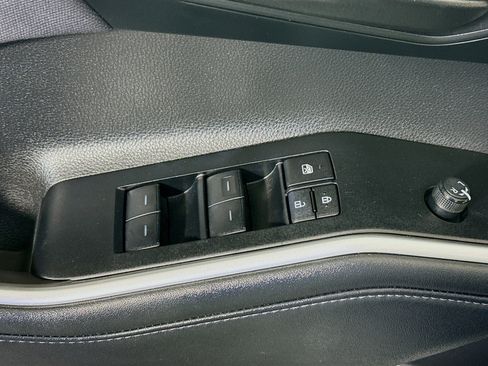 Used 2025 Toyota Highlander LE FWD image 24