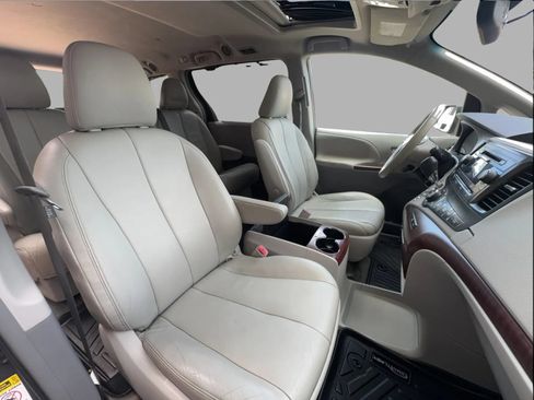 Used 2014 Toyota Sienna XLE FWD image 47