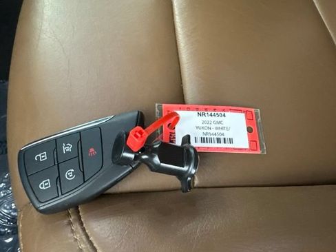 Used 2022 GMC Yukon SLE w/ Gmc Pro Safety Plus Package AWD/4WD image 31
