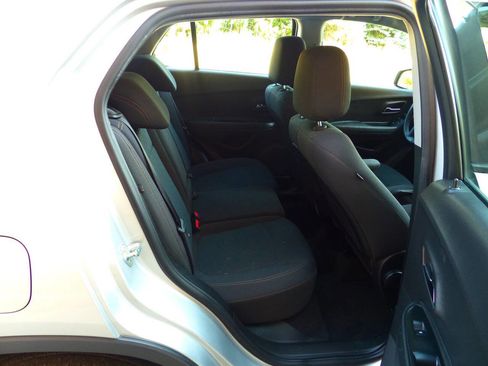 Used 2019 Chevrolet Trax LS image 39