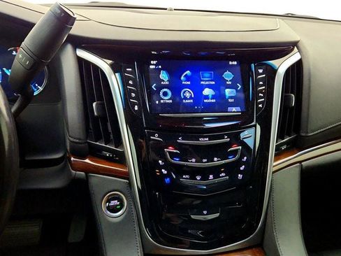 Used 2020 Cadillac Escalade Luxury AWD/4WD image 17