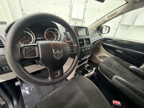Used 2018 Dodge Grand Caravan SE w/ UConnect Hands-Free Group FWD image 11