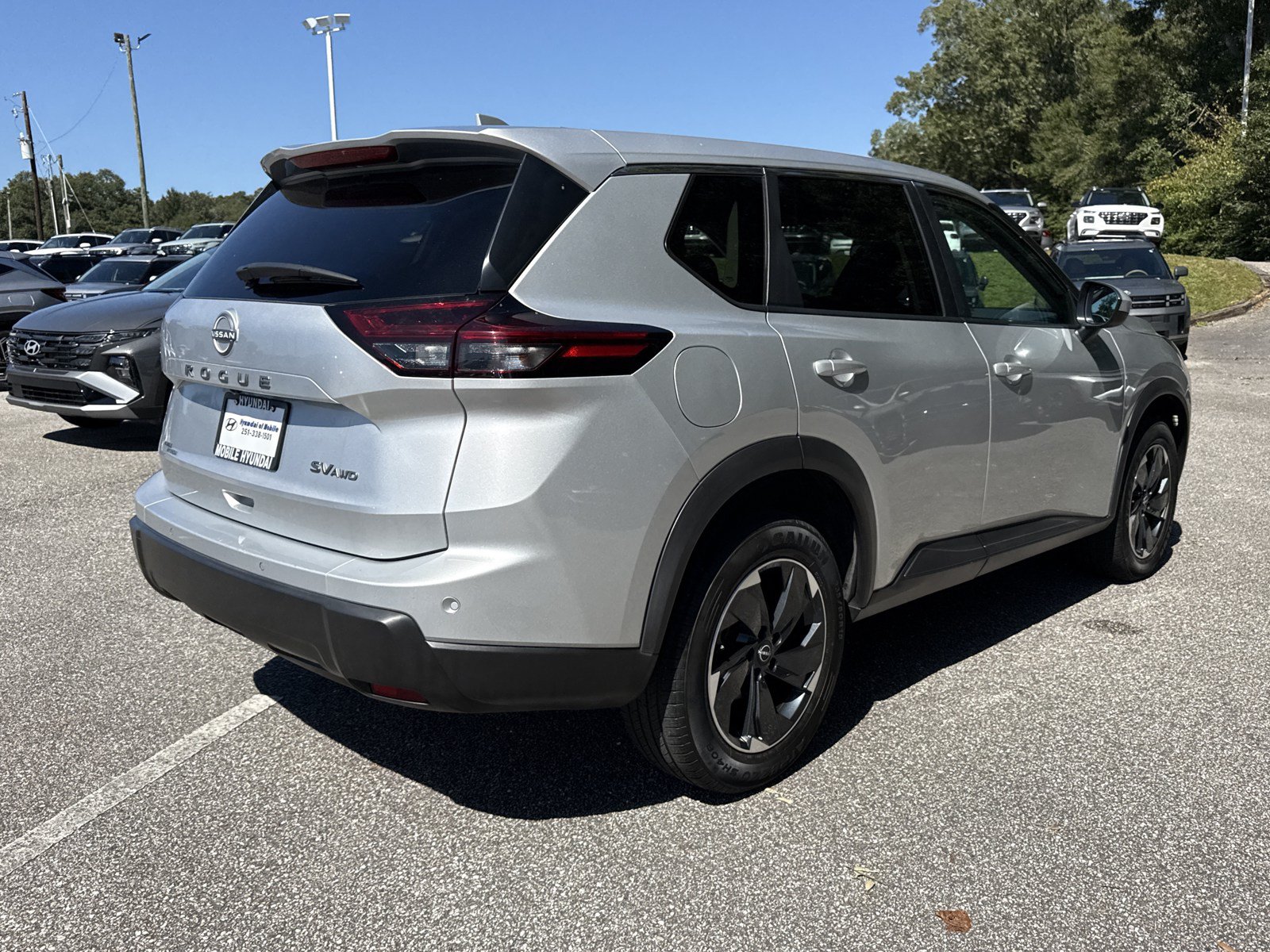 Used 2024 Nissan Rogue SV AWD/4WD image 3