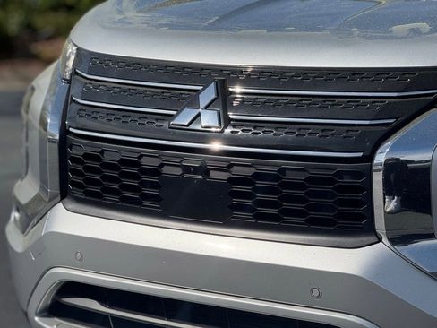 Used 2024 Mitsubishi Outlander SE image 12