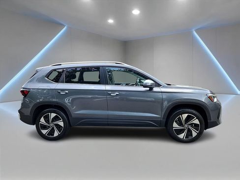 Certified 2025 Volkswagen Taos SE w/ Panoramic Sunroof Package AWD/4WD image 4