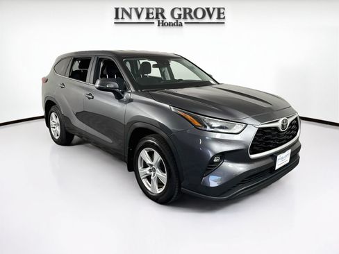 Used 2023 Toyota Highlander LE AWD/4WD image 3