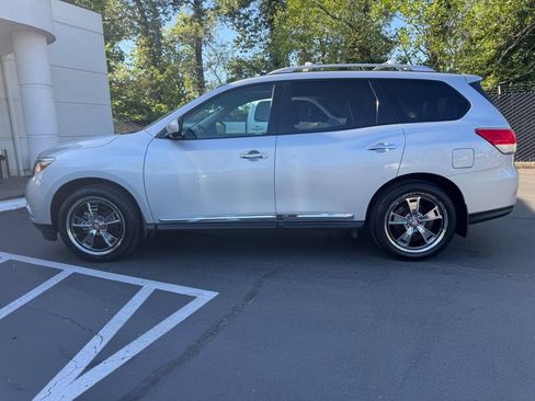 Used 2015 Nissan Pathfinder Platinum w/ Family Entertainment Package FWD image 2