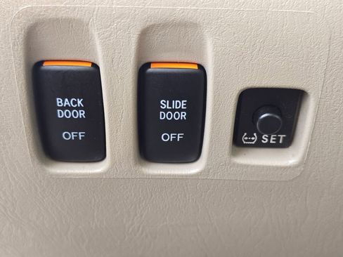 Used 2010 Toyota Sienna XLE image 65