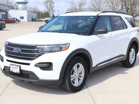 Used 2024 Ford Explorer XLT w/ Class IV Trailer Tow Package AWD/4WD image 2
