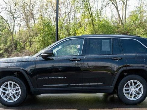 Used 2023 Jeep Grand Cherokee Laredo w/ Luxury Tech Group I AWD/4WD image 9