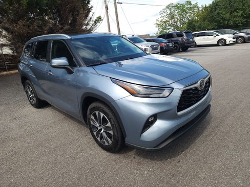Used 2023 Toyota Highlander XLE FWD image 2