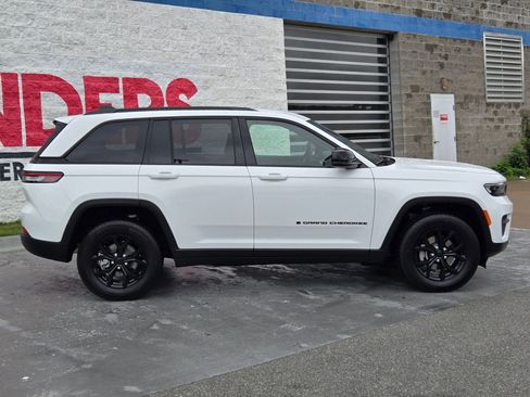 Used 2025 Jeep Grand Cherokee 4WD image 8