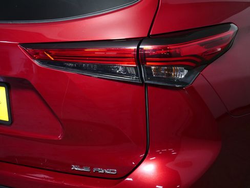 Used 2021 Toyota Highlander XLE image 17