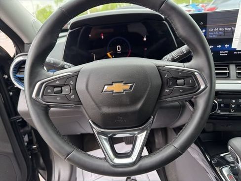 Used 2025 Chevrolet Trax LT w/ LT Convenience Package FWD image 22