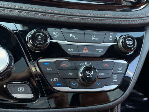 Used 2025 Chrysler Pacifica Pinnacle FWD image 22