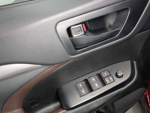 Used 2018 Toyota Highlander LE image 36