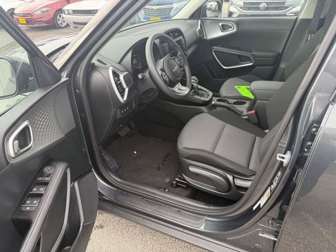 Used 2023 Kia Soul LX w/ LX Technology Package FWD image 11