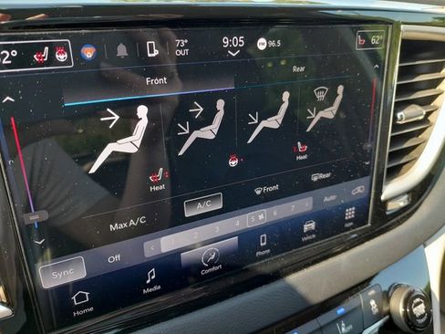 Used 2023 Chrysler Pacifica Touring-L FWD image 23