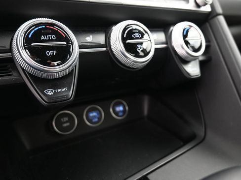 Used 2023 Genesis G70 2.0T image 35