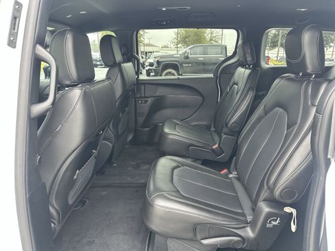 Used 2025 Chrysler Pacifica Select FWD image 31