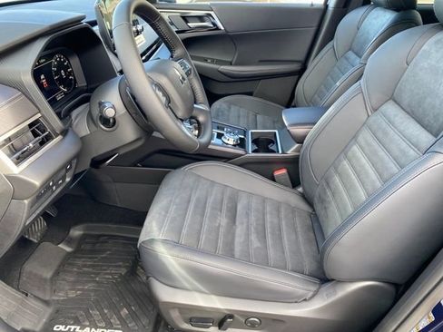 New 2025 Mitsubishi Outlander SE image 10