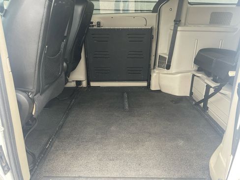 Used 2017 Dodge Grand Caravan SXT image 19