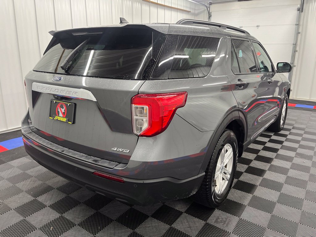 Used 2023 Ford Explorer XLT AWD/4WD image 3